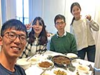 Yanqi (second from right) cooked dinner for exchange students from Japan and South Korea.